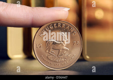 (Afp) un fichier photo en date du 20 mars 2008 d'une pièce d'or Krugerrand à Straubing, en Allemagne. Le prix de l'or ont atteint un niveau record le 09 novembre 2010 violer la clé 1 400 US dollars pour la première fois face au regain d'inquiétudes sur l'inflation et de la dette européenne. Photo : Armin Weigel Banque D'Images