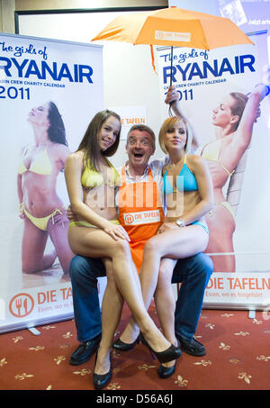 Directeur de Ryanair Michael O'Leary pose avec deux filles en bikini sur ses tours pendant la présentation de la Ryanair calendrier dans Berlin, Allemagne, 9 novembre 2010. Les calendriers populaires, dont déjà 30 hôtesses de Ryanair ont été photographiés, a 300 000 euros pour brough organismes de bienfaisance l'an dernier. Cette année de revenus qui iront à la soupe populaire de Berlin "Berliner Tafel'. Banque D'Images