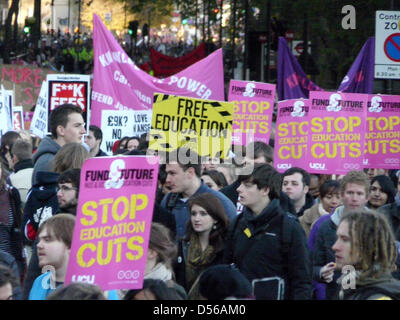 Les étudiants protestent contre les frais de scolarité au siège social du parti conservateur à Londres, Grande-Bretagne, 10 novembre 2010. Plusieurs milliers d'étudiants manifestaient dans la ville et l'governmnent district. Selon l'organisation étudiante à NUS, 30 000 personnes ont pris part à la manifestation. La police a déclaré qu'il était 9000 participants. Photo : Cordula Donhauser Banque D'Images