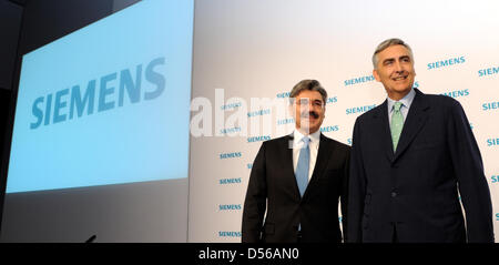 Président-directeur général de Siemens Peter Loescher (R) et le directeur financier Joe Kaeser (L) arrivent pour la conférence de presse bilan de Siemens à Munich, Allemagne, 11 novembre 2010. Siemens fait état d'un chiffre d'affaires stable d'environ 76 milliards d'euros en raison de la worldwide recoverey de la croissance économique. Les entrées de commandes ont augmenté de 3  % à 81,2 milliards d'euros. Photo : Tobias HASE Banque D'Images