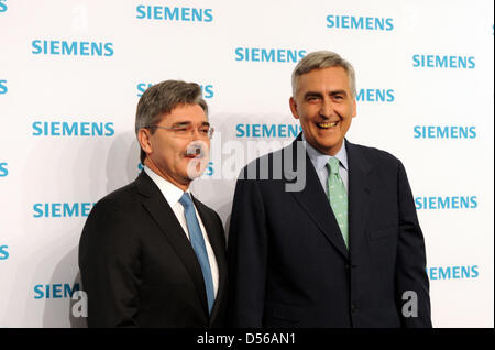 Président-directeur général de Siemens Peter Loescher (R) et le directeur financier Joe Kaeser (L) arrivent pour la conférence de presse bilan de Siemens à Munich, Allemagne, 11 novembre 2010. Siemens fait état d'un chiffre d'affaires stable d'environ 76 milliards d'euros en raison de la worldwide recoverey de la croissance économique. Les entrées de commandes ont augmenté de 3  % à 81,2 milliards d'euros. Photo : Tobias HASE Banque D'Images