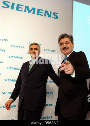 Président-directeur général de Siemens Peter Loescher (L) et directeur financier Joe Kaeser (R) arrivent pour la conférence de presse bilan de Siemens à Munich, Allemagne, 11 novembre 2010. Siemens fait état d'un chiffre d'affaires stable d'environ 76 milliards d'euros en raison de la worldwide recoverey de la croissance économique. Les entrées de commandes ont augmenté de 3  % à 81,2 milliards d'euros. Photo : Tobias HASE Banque D'Images