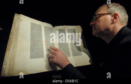 Ulrich Johannes, directeur de la bibliothèque de l'Université de Leipzig, la lecture de la bible de Gutenberg, le plus ancien livre imprimé du monde, à Leipzig, Allemagne, 11 novembre 2010. À partir du 12 novembre jusqu'à 12 Freburary les livres sont à l'exposition " Impression fait sens. La lecture et l'écriture après Gutenberg'. Les bibles de Gutenberg et Luther sont les faits saillants de l'exposition. Photo : Peter Banque D'Images