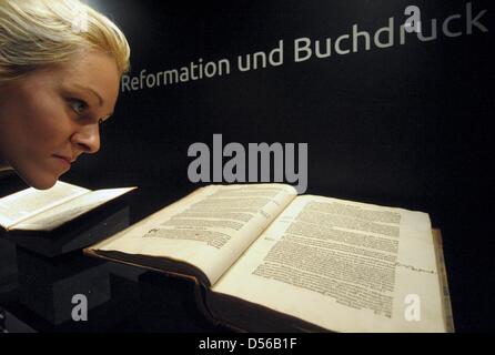 Strandstraße 24 Mortag étudiant ressemble à la première édition de la traduction complète de la Bible de Martin Luther, dans la bibliothèque de l'Université de Leipzig, à Leipzig, Allemagne, 11 novembre 2010. À partir du 12 novembre jusqu'à 12 Freburary les livres sont à l'exposition " Impression fait sens. La lecture et l'écriture après Gutenberg'. Les bibles de Gutenberg et Luther sont les faits saillants de l'exhibitio Banque D'Images