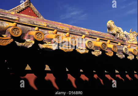 Décoration de toit à la Cité interdite historique qui était le palais impérial chinois de la dynastie Ming à la fin de la dynastie Qing située au centre de la capitale chinoise de Beijing Banque D'Images