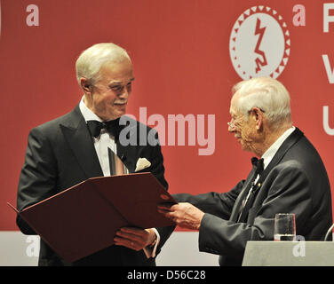 Le directeur du musée juif Michael Blumenthal (R) awards Hubertus Erlen avec le prix pour 'la compréhension et tolérance" au musée de Berlin, le 13 novembre 2010. PHOTO PAR ODD ANDERSEN dpa/lbn Banque D'Images