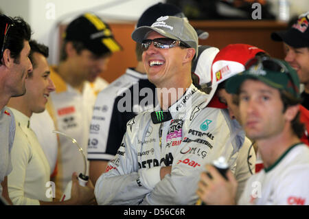 Le pilote allemand Michael Schumacher (C) de Mercedes GP attend une photo de groupe avec les autres pilotes avant le début de l'intitulé-décision finale de la saison de Formule un 2010 à la piste de course du Circuit de Yas Marina à Abu Dhabi, Émirats arabes unis, 14 novembre 2010. Dans la séance de qualifications, l'Allemand Vettel de Red Bull avait réclamé la pole position de l'avant du Britannique Hamilton de McLaren Mercede Banque D'Images