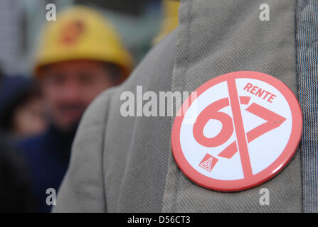 (Afp) - Un fichier photo datée du 26 janvier 2007 d'un membre de l'Union des Industriels de la métallurgie, IG Metall, lors d'une protestation contre l'âge normal de la retraite de 67 à Stralsund, Allemagne. Le 15 novembre 2010, le président de la Confédération des syndicats allemands (DGB) Sommer explique la montée de l'âge de 67 retierment standard était contre la loi. Photo : Stefan Sauer Banque D'Images