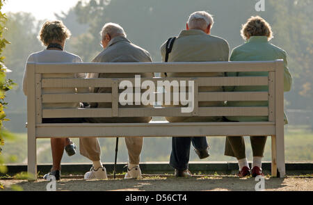 (Afp) - Un fichier photo datée du 12 octobre 2008 des retraités assis sur un banc à Pillnitz, Allemagne. Le 15 novembre 2010, le président de la Confédération des syndicats allemands (DGB) Sommer explique la montée de l'âge de 67 retierment standard était contre la loi. Photo : Ralf Hirschberger Banque D'Images