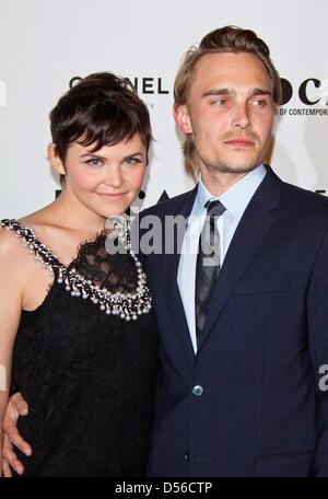 Acteurs américains Ginnifer Goodwin (L) et Joey Kern (R) d'assister le musée d'Art Contemporain - MOCA Gala annuel du Musée de l'artiste 'passe' à MOCA Grand Avenue à Los Angeles, USA, 13 novembre 2010. Photo : Hubert Boesl Banque D'Images