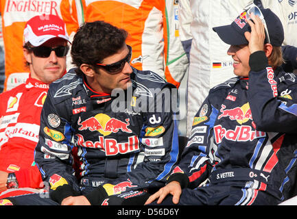 L'allemand de Sebastian Vettel (Red Bull Racing s'assoit à côté de son coéquipier et pilote britannique Mark Webber (C) et l'Espagnol Fernando Alonso pilote de Ferrari (L) au cours d'un groupe à l Circuit de Yas Marina à Abu Dhabi avant le début de la Formule Un Grand Prix d'Abu Dhabi, Émirats arabes unis, 14 novembre 2010. Photo : Jens Buettner Banque D'Images