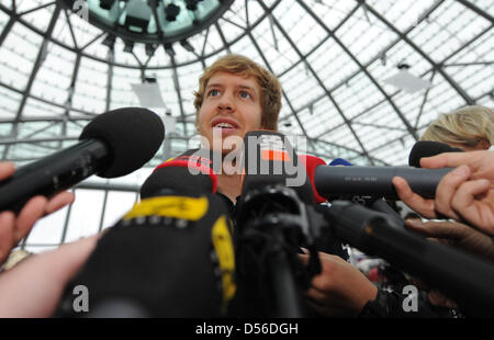 Le Champion du Monde de Formule 1 2010, l'Allemagne de Sebastian Vettel Red Bull Racing lors d'une interview donne Red Bull Racing F1 sur leurs titres dans un hangar à Salzburg, Autriche, le 16 novembre 2010. Gagner la Formule 1 Grand Prix d'Abu Dhabi, Vettel a décroché le titre et est devenu le plus jeune champion du monde jamais. Red Bull Racing a conquis son premier titre au championnat des constructeurs Banque D'Images