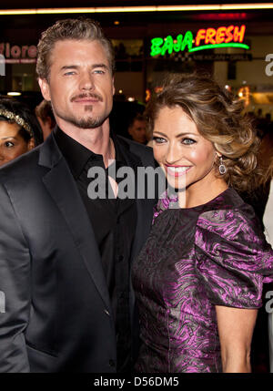 Acteurs Eric Dane et Rebecca Gayheart arrive pour le Los Angeles Premiere de "Burlesque" au Grauman's Chinese Theatre de Los Angeles, CA, United States, 15 novembre 2010. Photo : Hubert Boesl Banque D'Images