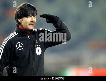 Joachim Löw beobachtet Bundestrainer am Freitag (du 16.11.2010) Formation das senneur Spieler im Stadion Stade Ullevi de Göteborg, Suède. Deutschland trifft suis 16-07-2008 (17.11.2010) im Länderspiel auf Schweden. Foto : FabianBimmer dpa Banque D'Images