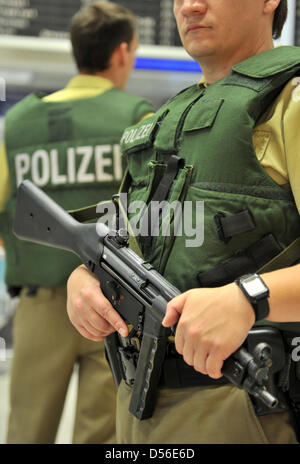 Deux policiers armés debout dans l'aéroport de Leipzig/Halle, Allemagne, 17 novembre 2010. Après que le gouvernement allemand a annoncé d'avoir des informations sur une supposée attaque qui doit avoir lieu fin novembre 2010, les mesures de sécurité ont été augmentés. Photo : Hendrik Schmidt Banque D'Images