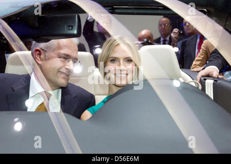 Un cadeau photo publié par Volkswagen présente le top model allemand Heidi Klum (R) et Jonathan Browning (L),pPresident et chef de groupe Volkswagen d'Amérique assis aux sièges avant de la nouvelle VW Eos Cabrio-Coupé au cours de l'A.L. Auto Show à la Convention Center de Los Angeles, États-Unis, le 17 novembre 2010. VW célèbre la première mondiale de la nouvelle Eos Cabrio-Coupé à l'automob Banque D'Images