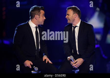 Les musiciens anglais Robbie Williams (L) et Gary Barlow (R) de prendre qui effectuent au cours de German TV casting show 'Popstars - Girls Forever' à Cologne, Allemagne, 18 novembre 2010. Photo : ROLF VENNENBERND Banque D'Images