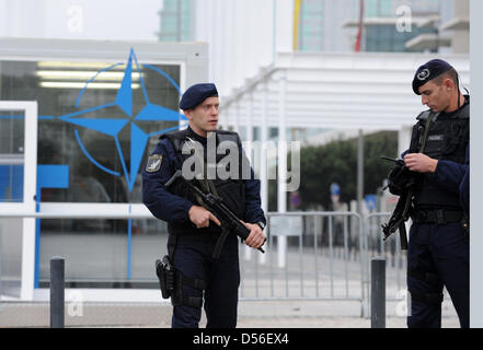 Les agents de police de surveiller les locaux du sommet de l'OTAN à Lisbonne, Portugal, 19 novembre 2010. Parmi les thèmes centraux du sommet sont une défense antimissile européenne et la stratégie pour l'Afghanistan. Photo : RAINER JENSEN Banque D'Images