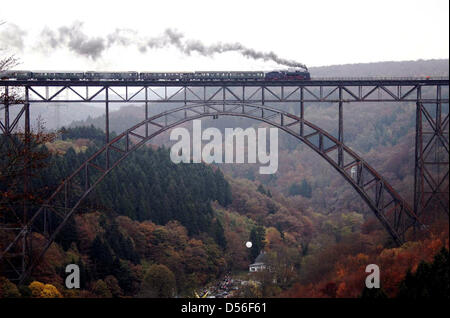 Un fichier photo prise le 31 octobre 2004 montre un train à vapeur sur le pont de Müngsten près de Solingen, Allemagne. Plus haut pont ferroviaire de l'Allemagne sera fermée pour les opérations d'assainissement pour les deux prochaines semaines. 24 Les éléments de construction des 107 mètres de haut pont sera échangée tout au long des semaines suivantes selon la Deutsche Bahn. Les travaux sont censés être l'intermédiaire à l'heure à th Banque D'Images