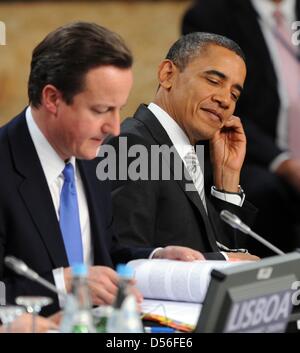 Le président américain Barack Obama et de Premier ministre britannique, David Cameron, assister à la session sur la Russie durant la conférence au sommet de l'OTAN à Lisbonne, Portugal, 20 novembre 2010. Photo : RAINER JENSEN Banque D'Images