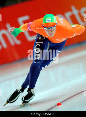 Le patineur de vitesse néerlandais Stefan Groothuis remporte la troisième place de la coupe du monde de 1500 m à la Coupe du monde de patinage de vitesse à Berlin, Allemagne, 20 novembre 2010. Photo : WOLFGANG KUMM Banque D'Images