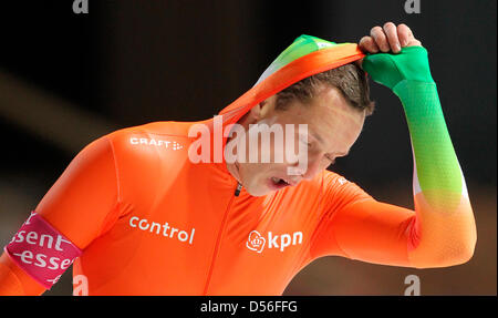 Le patineur de vitesse néerlandais Stefan Groothuis remporte la troisième place de la coupe du monde de 1500 m à la Coupe du monde de patinage de vitesse à Berlin, Allemagne, 20 novembre 2010. Photo : WOLFGANG KUMM Banque D'Images