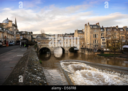 Vue générale de la rivière Avon avec Pulteney Bridge et le déversoir, Somerset Bath Banque D'Images