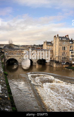 Vue générale de la rivière Avon avec Pulteney Bridge et le déversoir, Somerset Bath Banque D'Images