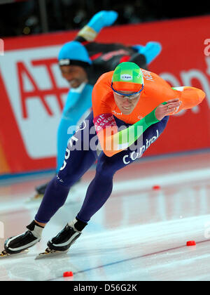 Le patineur de vitesse néerlandais Stefan Groothuis dans l'épreuve du 1 000 mètres course de la Coupe du monde de patinage de vitesse au Sportforum Berlin-Hohenschoenhausen à Berlin, Allemagne, 21 novembre 2010. Photo : WOLFGANG KUMM Banque D'Images