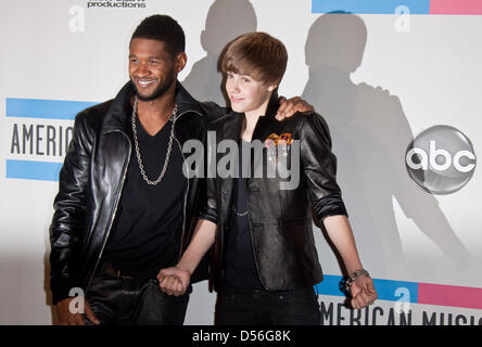 Le chanteur Usher (L) et la chanteuse canadienne Justin Bieber (R) de poser dans la salle de presse avec leur prix lors de la 38e conférence annuelle de l'American Music Awards à Los Angeles, Californie, USA, le 21 novembre 2010. Usher a remporté des prix British Science-fiction album R&B et soul Favori/R&B artistes masculins. Bieber a obtenu des prix pour l'artiste, percée Favorite Favourite Artiste masculin Pop/Rock, artiste préféré de l'Année un Banque D'Images