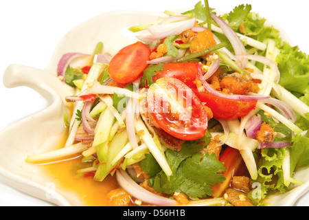 Re du crabe épicé salade de mangue ,apéritif de Thaïlande sur fond blanc Banque D'Images