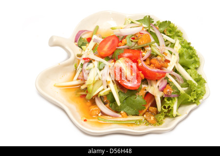 Re du crabe épicé salade de mangue ,apéritif de Thaïlande sur fond blanc Banque D'Images