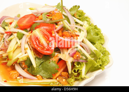 Re du crabe épicé salade de mangue sur fond blanc Banque D'Images