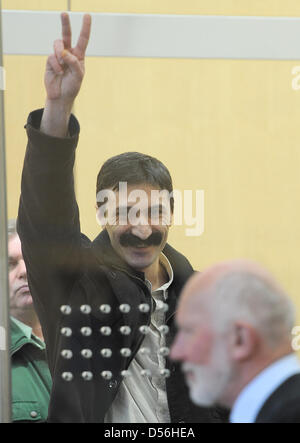 Défendeur Cengiz O. courbes du dock au tribunal régional supérieur de Düsseldorf, Allemagne, 11 mars 2010. Trois prévenus sont accusés d'avoir été des fonctionnaires de la gauche extrême gauche DHKP-C (Front révolutionnaire de libération du peuple Party-Front) qui est considéré comme une organisation terroriste. Deux hommes et une femme apparemment soulevé plus d'un million d'euros pour la "lutte armée Banque D'Images