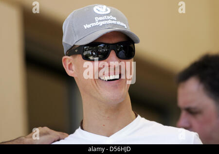 Pilote de Formule 1 allemand Michael Schumacher de Mercedes GP en photo dans le paddock du circuit de Sakhir à Manama, Bahreïn, le 11 mars 2010. La formule un Grand Prix de Bahreïn, s'amorcera la saison de Formule 1 2010, le 14 mars 2010. Photo : FELIX HEYDER Banque D'Images