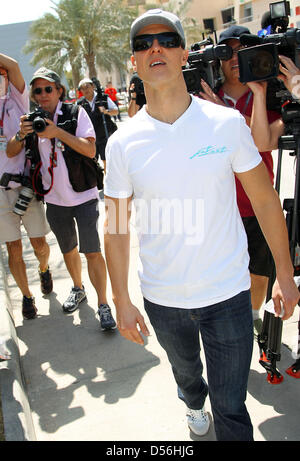 Pilote de Formule 1 allemand Michael Schumacher Mercedes GP de promenades dans le paddock du circuit de Sakhir à Manama, Bahreïn, le 11 mars 2010. La formule un Grand Prix de Bahreïn, s'amorcera la saison de Formule 1 2010, le 14 mars 2010. Photo : FELIX HEYDER Banque D'Images