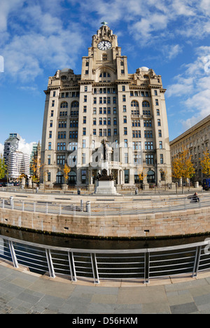 Assurance Royal Liver Building situé à Pier Head à Liverpool Banque D'Images