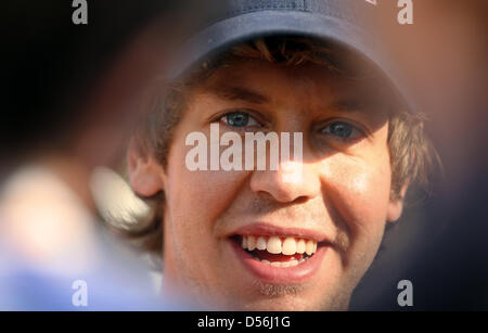L'allemand Sebastian Vettel, pilote de Formule 1 de Red Bull Racing sourit pendant une entrevue à Bahrain International circuit de Sakhir, à Bahreïn, le 11 mars 2010. Sept fois champion de Formule 1 Schumacher revient après trois années où la Formule 1 2010 saison débute le 14 mars avec la Formule 1 Grand Prix de Bahreïn. Photo : JENS BUETTNER Banque D'Images