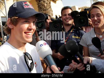 L'allemand Sebastian Vettel, pilote de Formule 1 de Red Bull Racing sourit pendant une entrevue à Bahrain International circuit de Sakhir, à Bahreïn, le 11 mars 2010. Sept fois champion de Formule 1 Schumacher revient après trois années où la Formule 1 2010 saison débute le 14 mars avec la Formule 1 Grand Prix de Bahreïn. Photo : JENS BUETTNER Banque D'Images