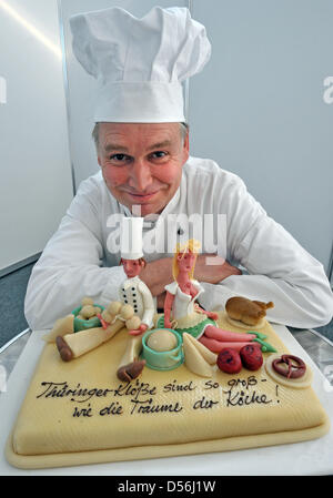 Chef pâtissier Stefan Lobenstein met la touche finale sur le thème 'gâteau' quenelles de Thuringe présenté à l'Etat fédéral de la Thuringe pâtissiers guild show 'kidman bug de gâteaux" à Erfurt, Allemagne, 11 mars 2010. Photo : MARTIN SCHUTT Banque D'Images