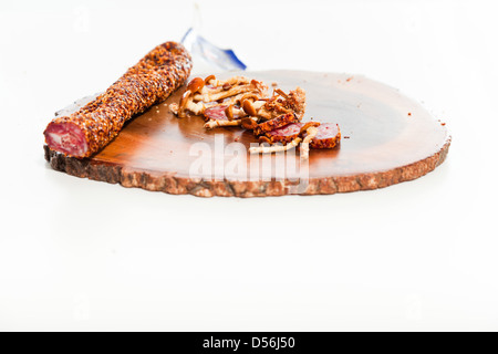 Ingrédients de base sur une plaque à découper en bois sur tableau blanc. Banque D'Images