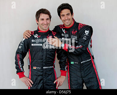 Virgin Racing pilote de Formule 1 Allemand Timo Glock (L) et son coéquipier rookie Brésilien Lucas di Grassi (R) sourire dans le paddock à Bahreïn International circuit de Sakhir, à Bahreïn, le 11 mars 2010. Sept fois champion de Formule 1 Schumacher revient après trois années où la Formule 1 2010 saison débute le 14 mars avec la Formule 1 Grand Prix de Bahreïn. Photo : JENS BUETTNER Banque D'Images