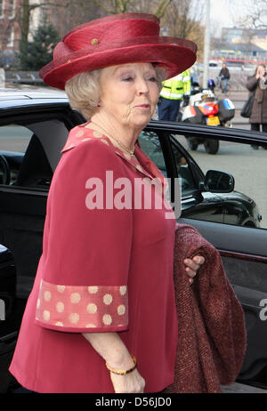 La Reine Beatrix des Pays-Bas assiste au début de la célébration du 100e anniversaire de l'Institut royal tropical à Amsterdam, Pays-Bas, 11 mars 2010. L'année anniversaire commence avec la célébration de l'histoire de l'Institut présentant des danses et musiques du monde. L'Institut mène des recherches et fournit de l'éducation, de conseil et d'information. Photo : Patrick v Banque D'Images