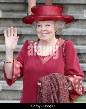 La Reine Beatrix des Pays-Bas assiste au début de la célébration du 100e anniversaire de l'Institut royal tropical à Amsterdam, Pays-Bas, 11 mars 2010. L'année anniversaire commence avec la célébration de l'histoire de l'Institut présentant des danses et musiques du monde. L'Institut mène des recherches et fournit de l'éducation, de conseil et d'information. Photo : Patrick v Banque D'Images