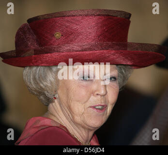 La Reine Beatrix des Pays-Bas assiste au début de la célébration du 100e anniversaire de l'Institut royal tropical à Amsterdam, Pays-Bas, 11 mars 2010. L'année anniversaire commence avec la célébration de l'histoire de l'Institut présentant des danses et musiques du monde. L'Institut mène des recherches et fournit de l'éducation, de conseil et d'information. Photo : Patrick v Banque D'Images