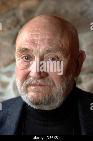 (Afp) un fichier photo datée du 28 novembre 2005 de l'acteur allemand Rolf Hoppe dans Weissing près de Dresde, Allemagne. L'état fédéral l'état de Saxe Chancellerie annonce le 12 mars 2010, que 79 ans Hoppe sera attribué avec la Croix Fédérale du Mérite de première classe, le 16 mars 2010. Photo : Matthias Hiekel Banque D'Images