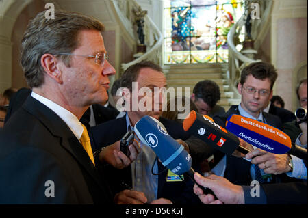 Bundesaußenminister Guido Westerwelle (FDP, l) gibt am Freitag (12.03.2010) im Palacio de Laranjeiras à Rio de Janeiro vor einem Treffen mit dem Gouverneur von Rio de Janeiro ein Kurzstatement. Westerwelle absolviert gegenwärtig seine bislang längste Auslandsreise mit den Hotell Continental i Ystad Chili, Argentine, Uruguay, Brésil, 18 und. Foto : Arno Burgi dpa Banque D'Images