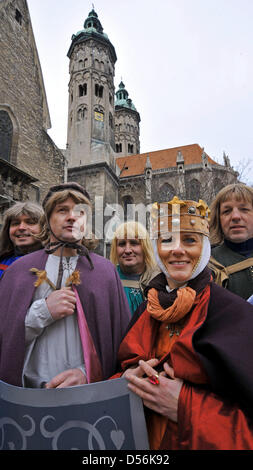 En costumes de personnages de la Naumburg Dome Jaqueline et Steffen Girbig aka Uta et Ekkehard von Naumburg (avant) avec les participants de la troisième réunion de l'Uta en face de la coupole de Naumburg à Naumburg, Allemagne, 13 mars 2010. Tous ensemble, l'événement a 113 participants. Après une photo de groupe dans le dôme, il y a aussi une excursion du Dôme Merseburg sur l'ordre du jour. La sculptu Banque D'Images