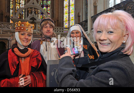 Heinig Uta (R) de la région de Brême saisit l'instant avec le couple Jaqueline et Steffen Girbig aka Uta et Ekkehard von Naumburg et Gepa Schlosser (L-R) à l'intérieur du dôme de Naumburg à Naumburg, Allemagne, 13 mars 2010. Jusqu'au 14 mars 2010 la troisième réunion en l'honneur de l'Uta Uta von Naumburg a lieu, l'un des douze sculptures dans le dôme. Homonymes prendre part à cette rencontre Banque D'Images