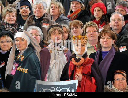 Comme Uta et Ekkehard von Naumburg, Jaqueline et Steffen Girbig ils sont photographiés avec Ekkehads 95 PSSE et six à l'intérieur du dôme de Naumburg à Naumburg, Allemagne, 13 mars 2010. Jusqu'au 14 mars 2010 la troisième réunion en l'honneur de l'Uta Uta von Naumburg a lieu, l'un des douze sculptures dans le dôme. Homonymes prendre part à cette réunion. Tous ensemble, l'événement a 113 par Banque D'Images